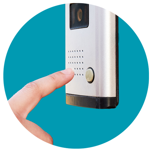 Finger drückt Türklingel mit Kamera