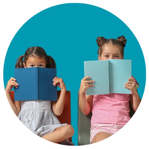 Zwei Mädchen lesen Bücher und verdecken Gesichter